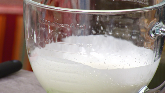 كعكة بكريمة الشوكولاطة