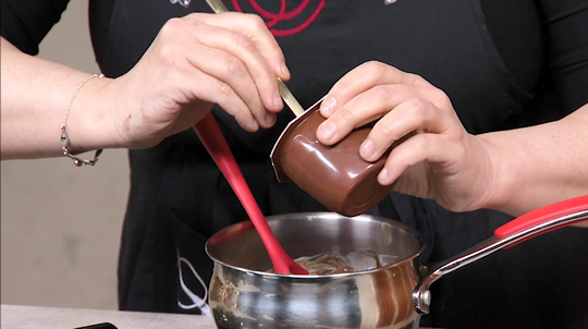 كعكة بكريمة الشوكولاطة