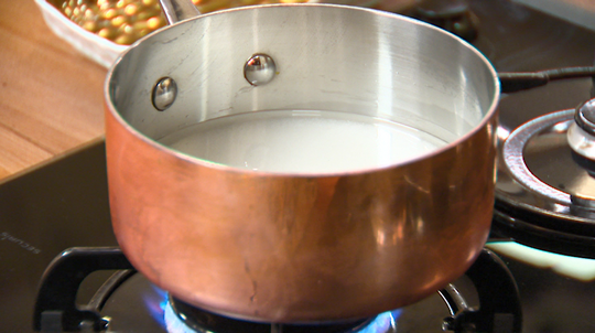 تحلية الإجاص برقائق اللوز