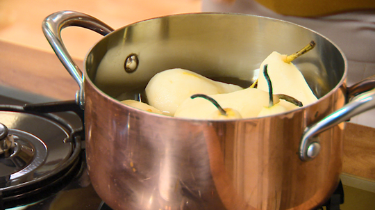 تحلية الإجاص برقائق اللوز