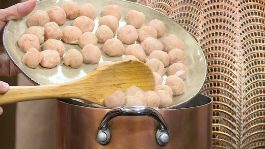 شوربة بيضاء بكريات الدجاج
