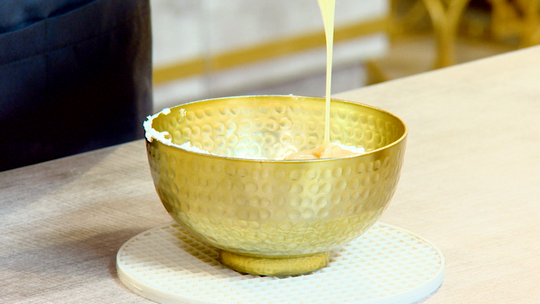 تحلية الطبقات بالخوخ