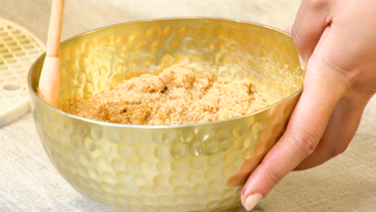 تحلية الطبقات بالخوخ