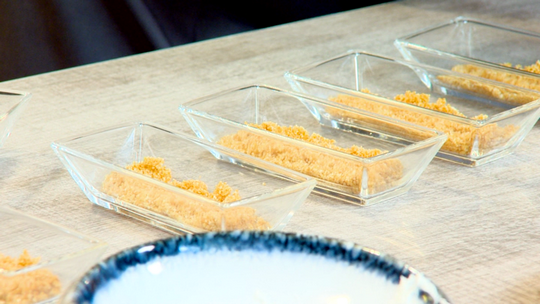 تحلية الطبقات بالخوخ