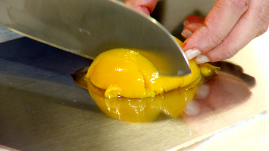 تحلية الطبقات بالخوخ