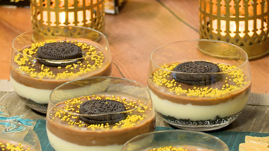 كؤوس الكراميل بالشوكولاطة والبسكويت