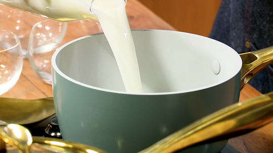 كؤوس الكراميل بالشوكولاطة والبسكويت