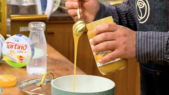 كؤوس الكراميل بالشوكولاطة والبسكويت