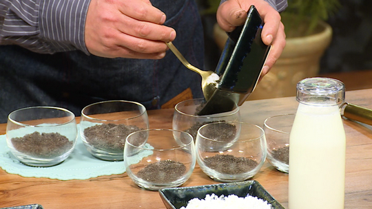 كؤوس الكراميل بالشوكولاطة والبسكويت