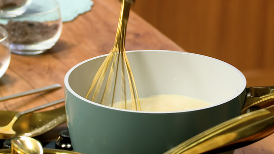 كؤوس الكراميل بالشوكولاطة والبسكويت