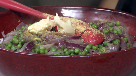 أرز بالخضر والدجاج المحمر