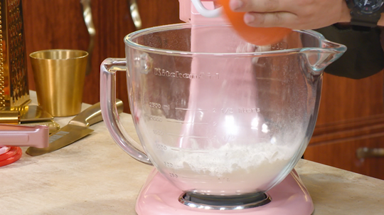 بريوش بالفواكه المجففة والشوكولاطة