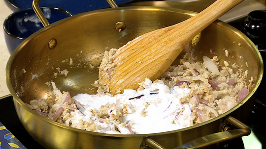 بوراك بالدجاج وصلصة البيشاميل