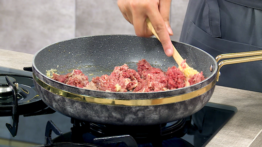 بوراك باللحم المفروم وصلصة البيشاميل