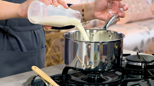 بوراك باللحم المفروم وصلصة البيشاميل