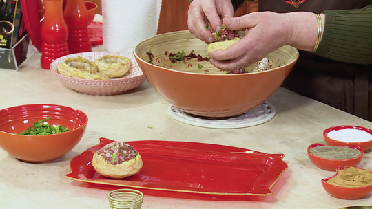 دولمة قرنون بالصلصة الحمراء