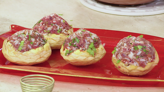 دولمة قرنون بالصلصة الحمراء