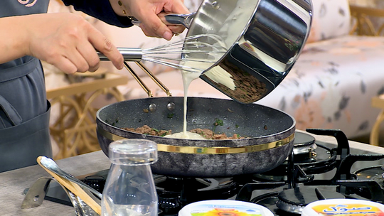 بوراك باللحم المفروم وصلصة البيشاميل