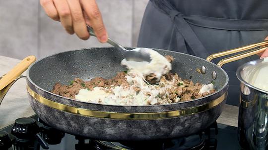 بوراك باللحم المفروم وصلصة البيشاميل