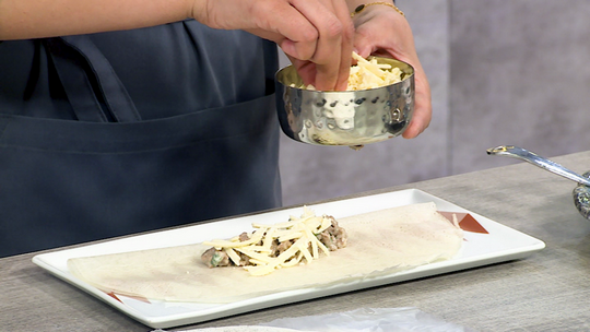 بوراك باللحم المفروم وصلصة البيشاميل