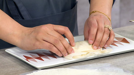 بوراك باللحم المفروم وصلصة البيشاميل