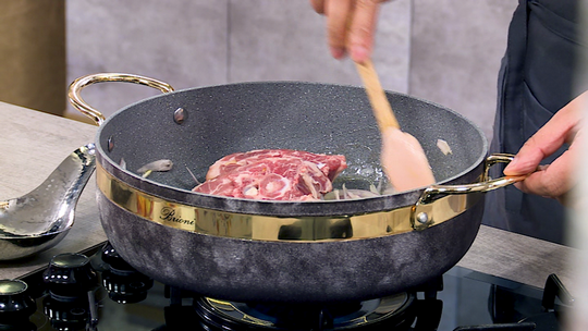 طاجين الزيتون محمر