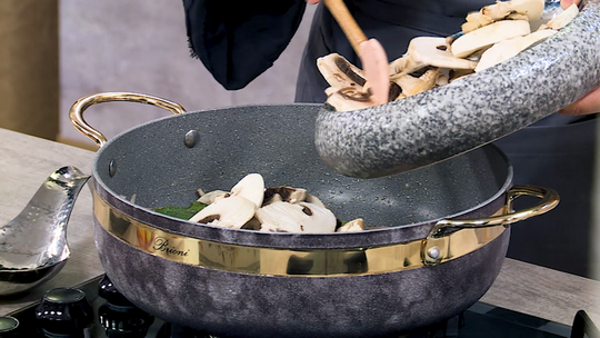 طاجين الزيتون محمر