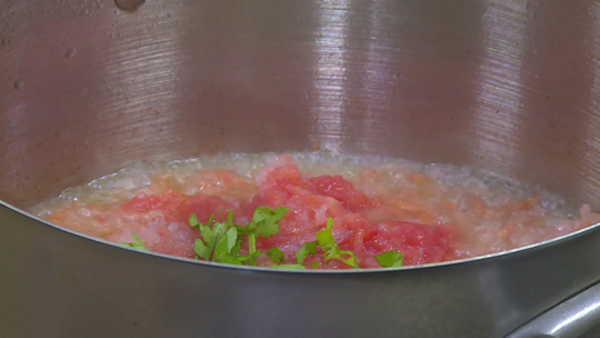 دولمة السلق بالمرقة الحمراء