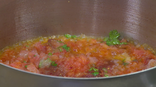 دولمة السلق بالمرقة الحمراء