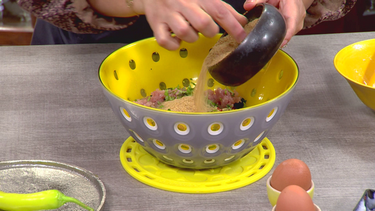 دولمة السلق بالمرقة الحمراء