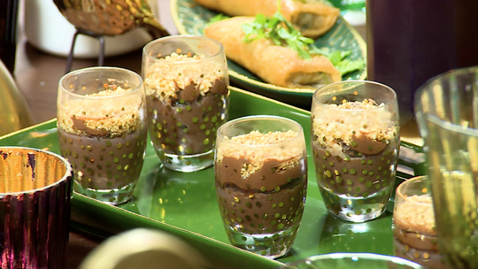 تحلية الكؤوس بالأرز والشوكولاطة