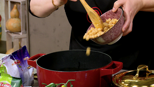 طبق البسباس بالبصل والطماطم