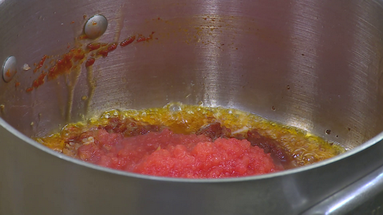 مثوم بالصلصة الحمراء