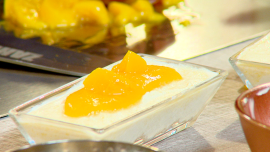 تحلية الطبقات بالخوخ