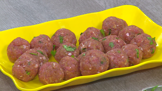 مثوم بالصلصة الحمراء