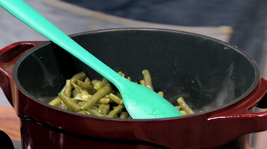 لوبيا خضراء بالزيتون البنفسجي