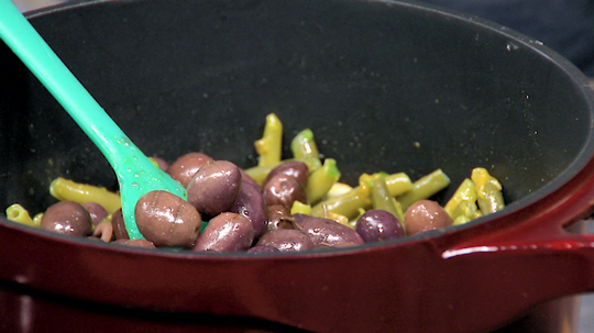 لوبيا خضراء بالزيتون البنفسجي