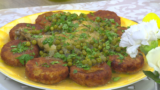 طاجين كريات البسباس بالدجاج