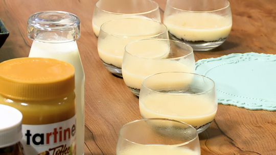 كؤوس الكراميل بالشوكولاطة والبسكويت