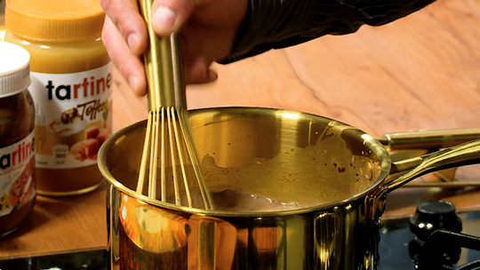 كؤوس الكراميل بالشوكولاطة والبسكويت