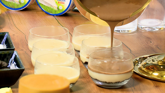 كؤوس الكراميل بالشوكولاطة والبسكويت