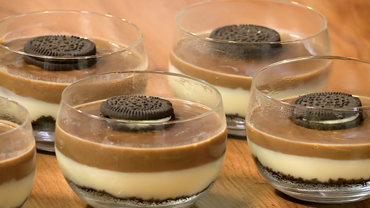 كؤوس الكراميل بالشوكولاطة والبسكويت