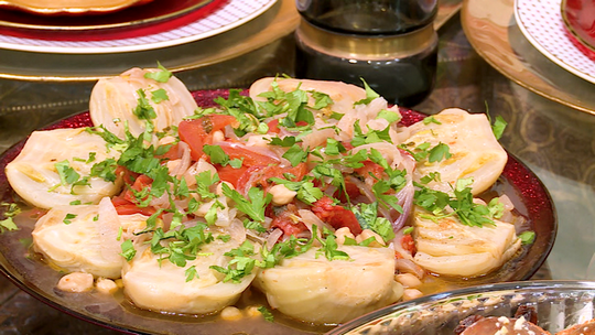 طبق البسباس بالبصل والطماطم