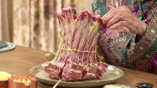 سفيرية بتاج لحم الخروف