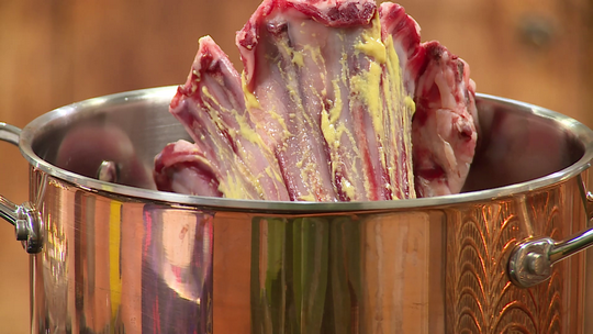 سفيرية بتاج لحم الخروف