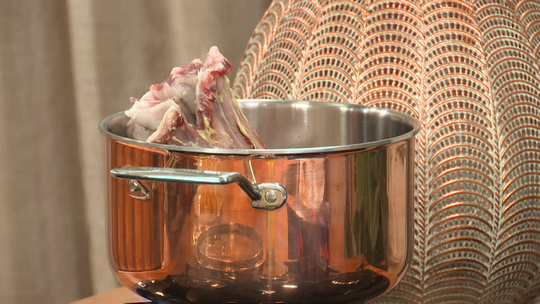 سفيرية بتاج لحم الخروف