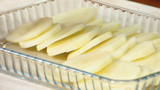 بطاطا مشرملة بأفخاذ الدجاج