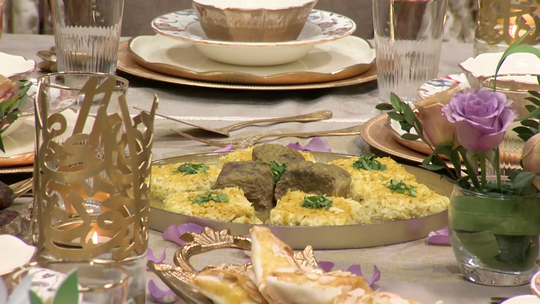 طبق باللحم والأرز على شكل مربعات