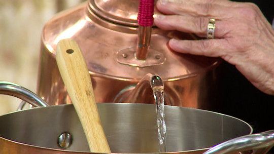 طبق باللحم والأرز على شكل مربعات