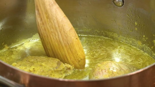 طبق باللحم والأرز على شكل مربعات